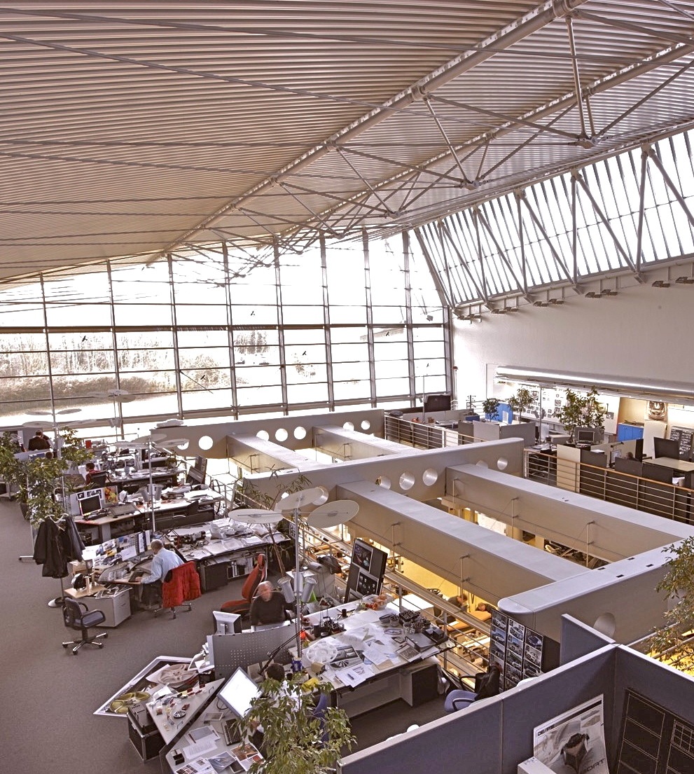 Finger C's headlamp/taillamp design area. Piano devised an open plan to promote communication and creativity.
